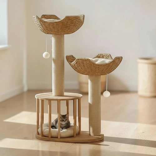 Arbre à chat Esprit Chat 3 niveaux en bois naturel et blanc avec paniers et griffoirs en corde de sisal.