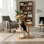 Arbre à chat Esprit Chat à 3 niveaux, avec paniers tressés, poteaux en sisal et base en bois naturel. Un chat noir joue et un chat roux se repose.