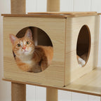 Chat roux installé dans la niche en bois beige d'un arbre à chat Esprit Chat avec poteaux en sisal