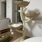 Arbre à chat Esprit Chat multi-niveaux en bois et sisal avec paniers tressés et un chaton blanc jouant