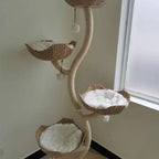 Arbre à chat Esprit Chat multi-niveaux en bois et sisal avec paniers tressés et coussins blancs moelleux