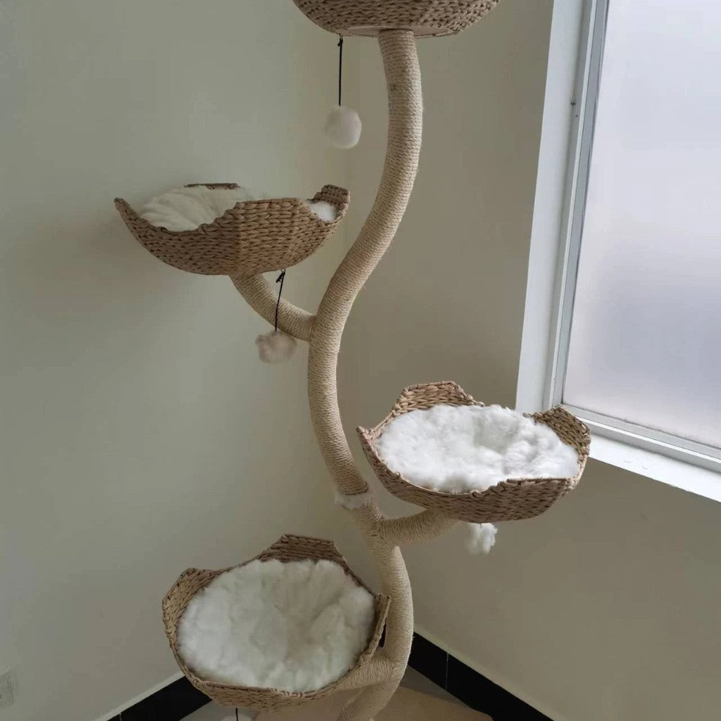 Arbre à chat Esprit Chat multi-niveaux en bois et sisal avec paniers tressés et coussins blancs moelleux