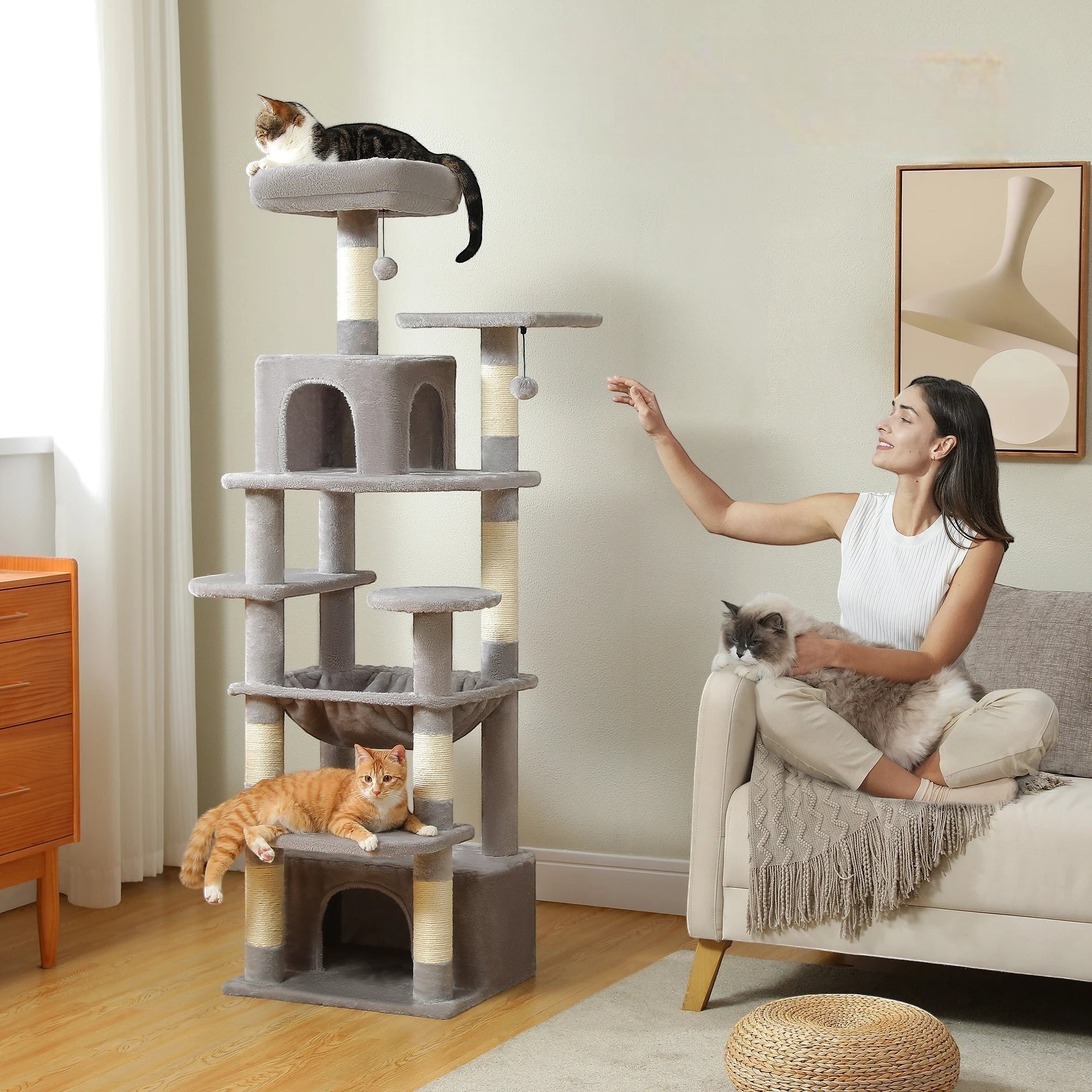 Arbre à chat gris et beige Esprit Chat avec plusieurs niveaux, hamac, perchoirs et condos. Idéal pour l'escalade et le jeu.