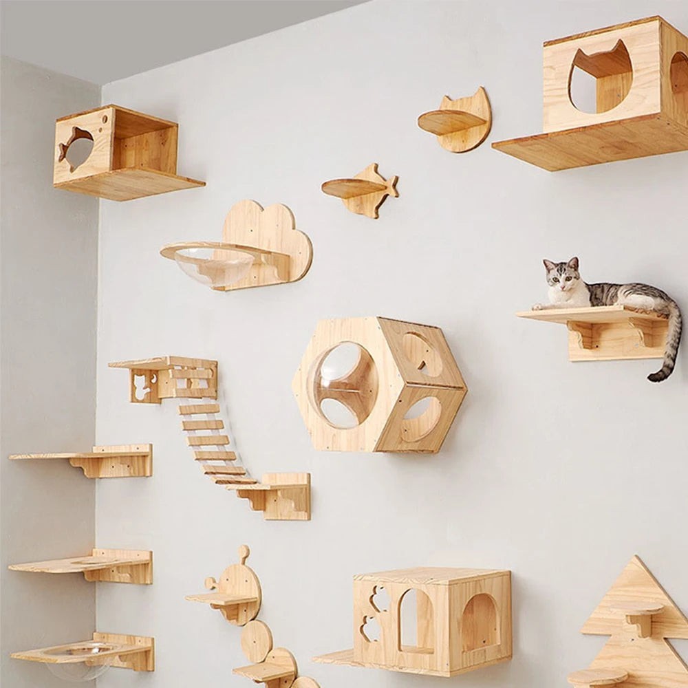 Mur d'escalade Esprit Chat en bois naturel avec étagères, niches et pont suspendu pour le jeu et le repos des chats.