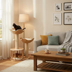 Arbre à chat Esprit Chat 3 niveaux en bois naturel et blanc avec paniers tressés, coussins douillets et poteaux à griffer en corde de sisal.