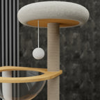 Arbre à chat Esprit Chat en bois clair avec plateforme rembourrée douce, poteau en sisal et boule de jeu suspendue