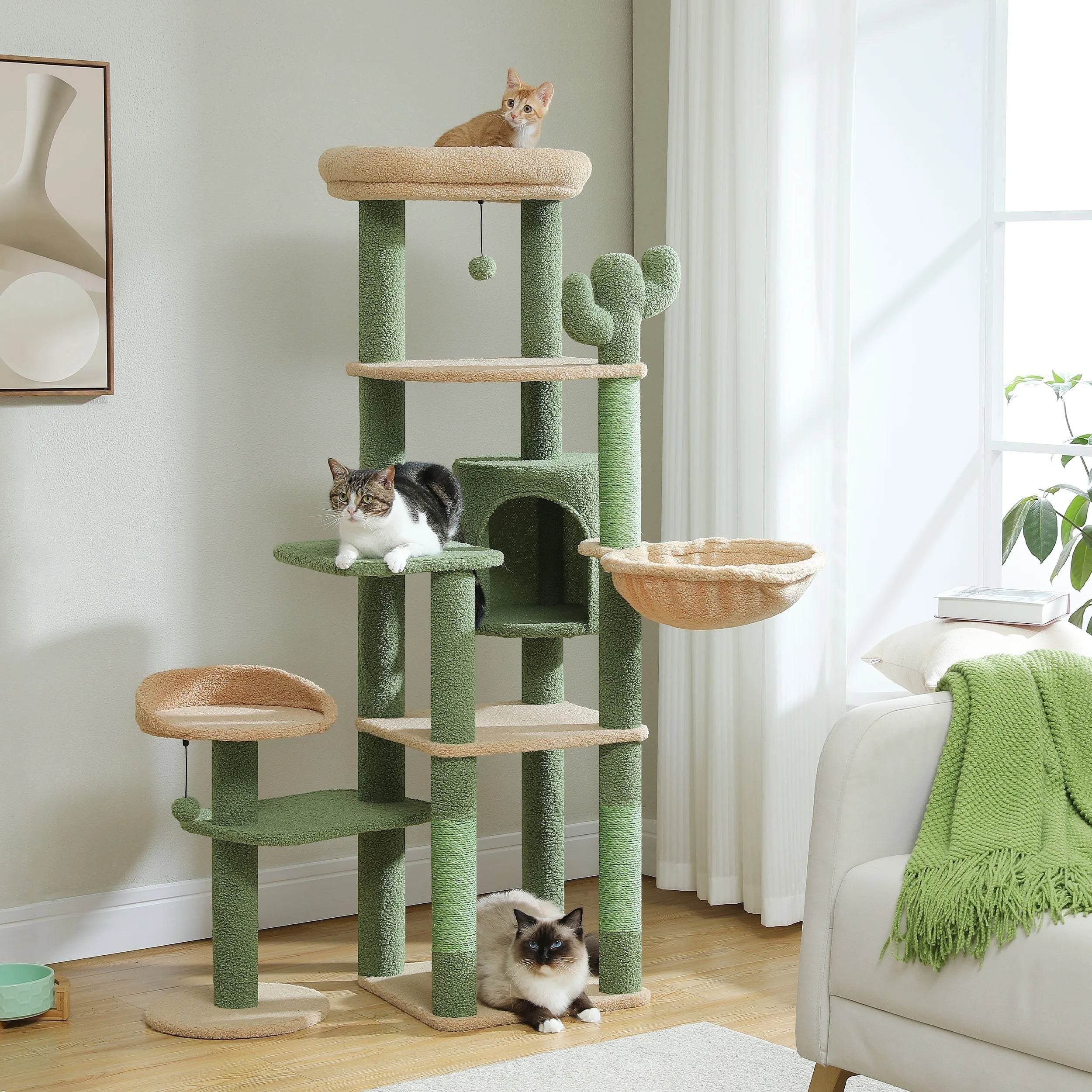 Arbre à chat multi-niveaux Esprit Chat en forme de cactus vert avec griffoirs en sisal, hamac et plateformes douces.