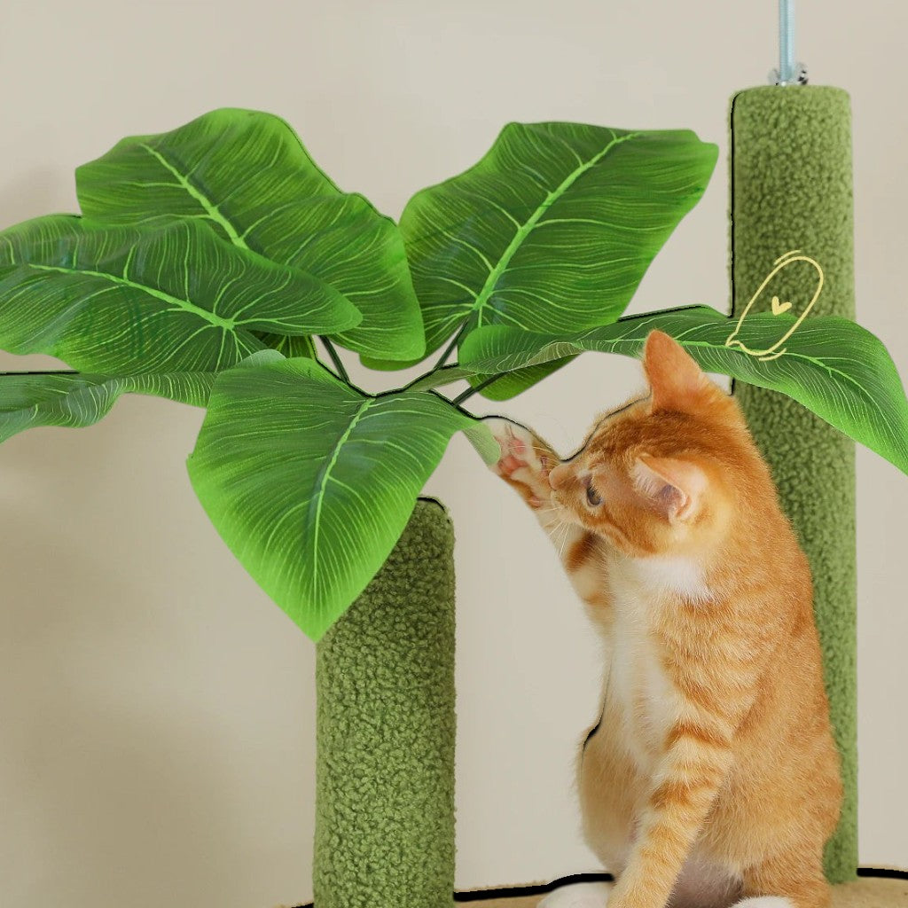 Chaton roux jouant avec les feuilles vertes d'un arbre à chat Esprit Chat en forme de cactus