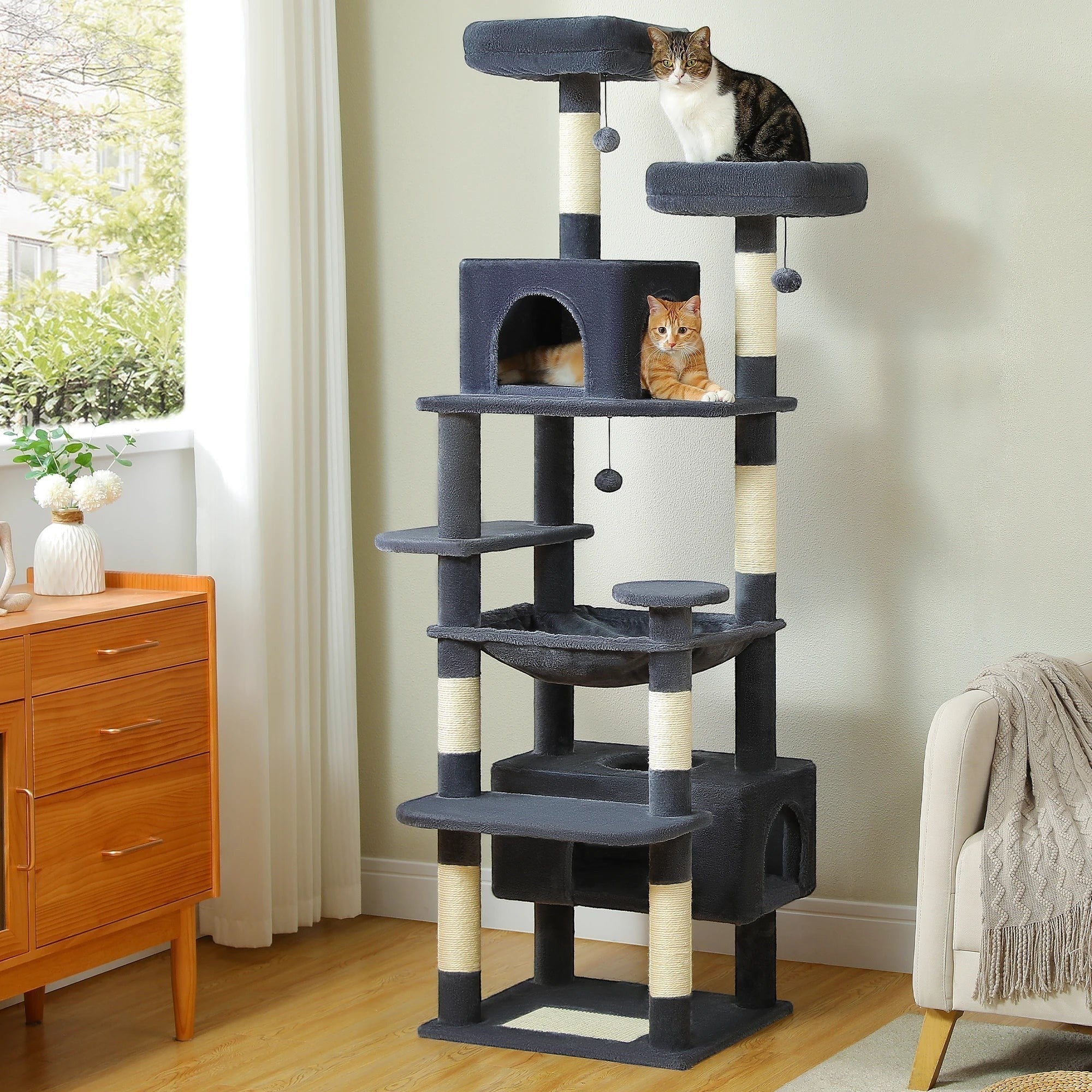Arbre à chat Esprit Chat gris et beige à plusieurs niveaux avec hamac, perchoirs rembourrés et condos pour chats.