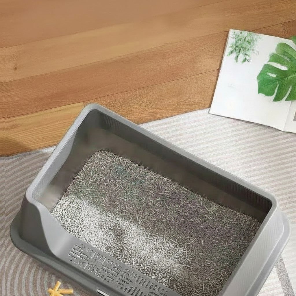 Bac à litière semi-fermé Esprit Chat en acier inoxydable gris pour chat posé sur un tapis