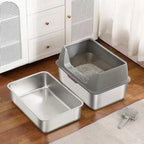 Bac à litière Esprit Chat semi-fermé en acier inoxydable gris avec pelle assortie sur un sol en bois