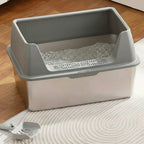 Bac à litière Esprit Chat semi-fermé en acier inoxydable gris avec pelle assortie sur un tapis