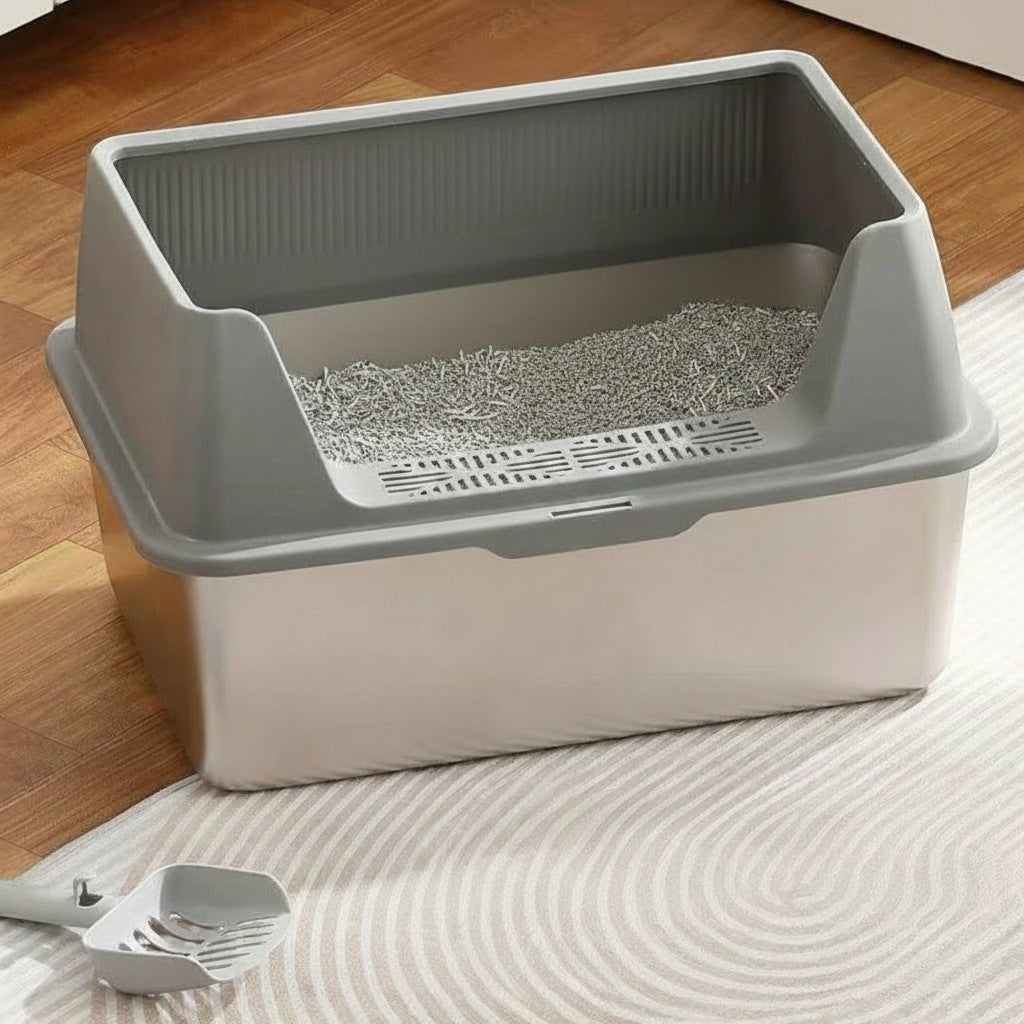Bac à litière Esprit Chat semi-fermé en acier inoxydable gris avec pelle assortie sur un tapis