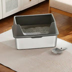 Bac à litière semi-fermé Esprit Chat en acier inoxydable gris avec pelle assortie sur un tapis