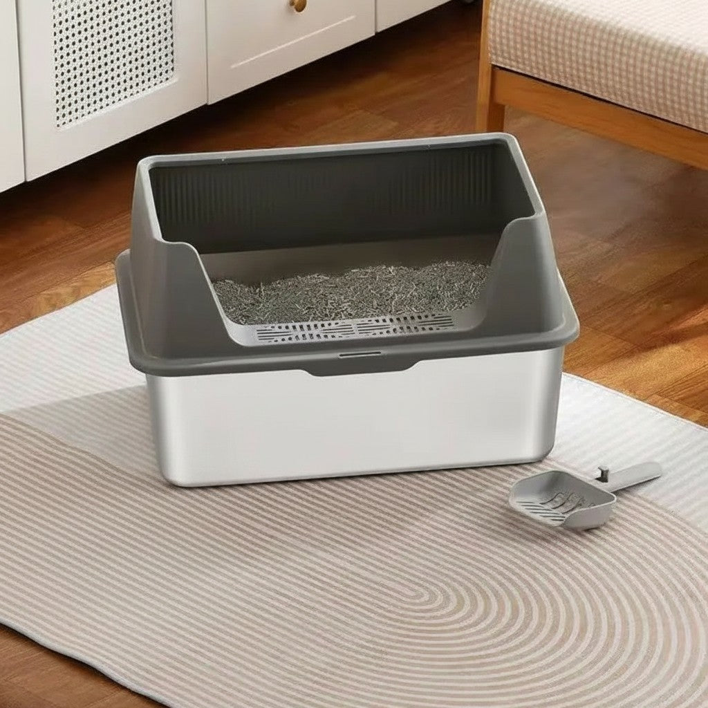 Bac à litière semi-fermé Esprit Chat en acier inoxydable gris avec pelle assortie sur un tapis