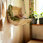 Balançoire Esprit Chat en bois naturel avec hamac respirant pour chat endormi dans un jardin tropical