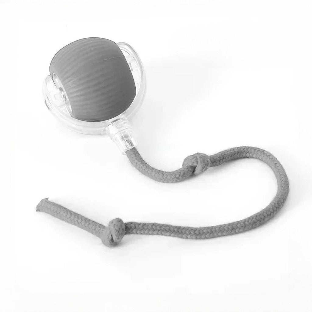 Balle électrique interactive pour chat Esprit Chat en caoutchouc gris avec cordon.