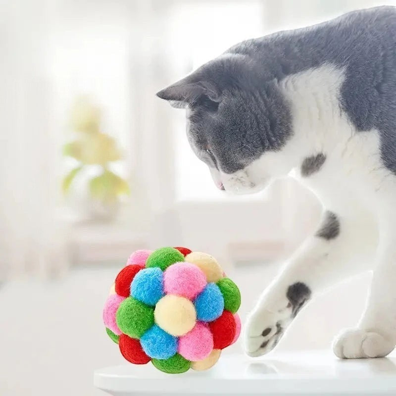 Balle multicolore en pompons de nylon pour chat, jouet interactif et amusant par Esprit Chat.