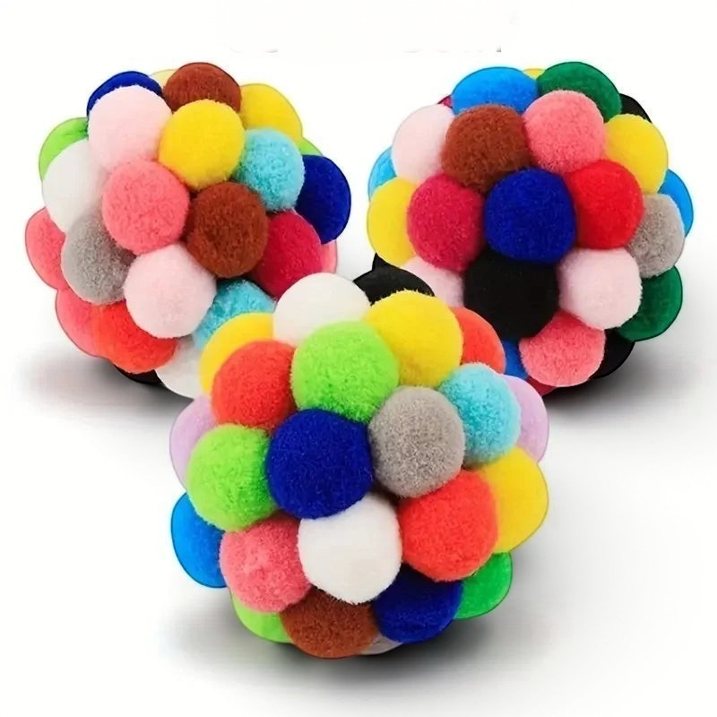 Esprit Chat lot de 3 balles multicolores en nylon pour chats, avec grelots et pompons, idéales pour le jeu.