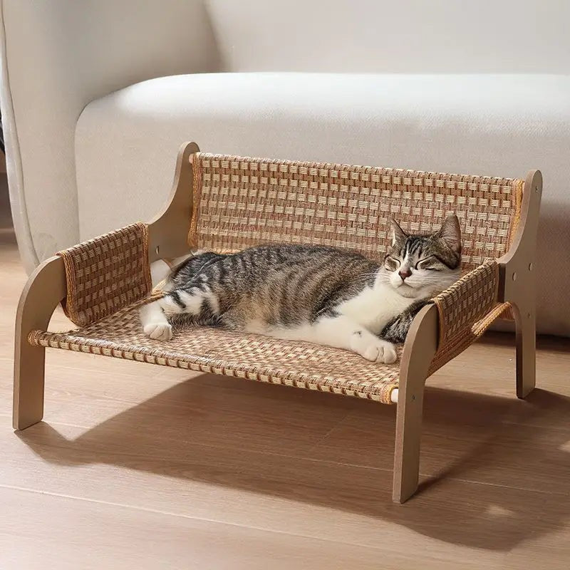 Chat tigré dormant sur un banc Esprit Chat en bois et rotin tressé au design élégant