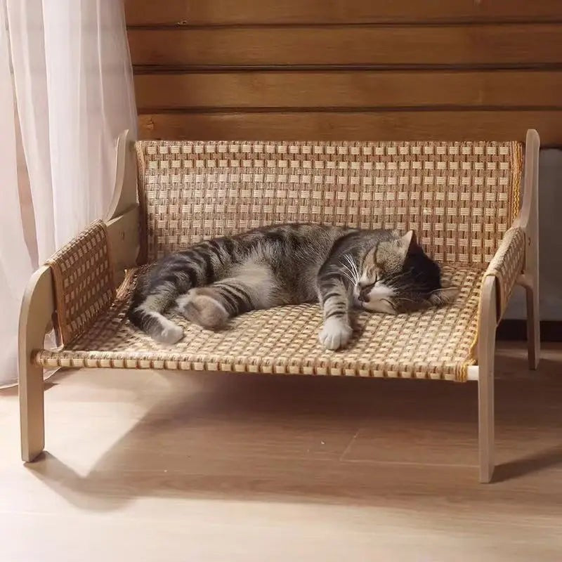 Banc pour chat Esprit Chat en rotin tressé avec structure en bois clair, chat tigré dormant confortablement dessus