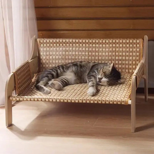 Banc pour chat Esprit Chat en rotin tressé avec structure en bois clair, chat tigré dormant confortablement dessus
