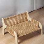 Banc pour chat Esprit Chat en bois clair avec assise en rotin tressé, design élégant et confortable pour animal