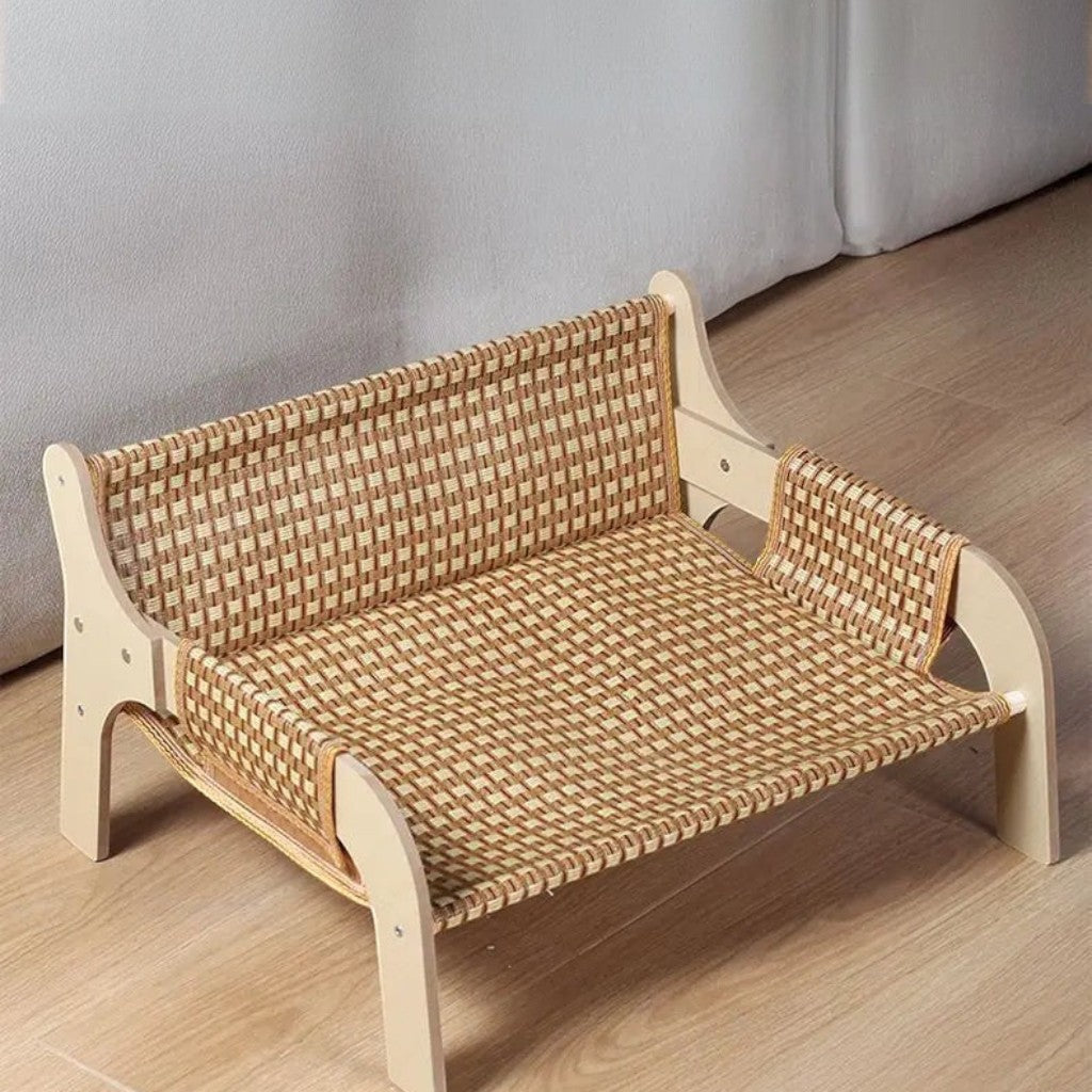 Banc pour chat Esprit Chat en bois clair avec assise en rotin tressé, design élégant et confortable pour animal