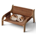 Banc pour chat Esprit Chat en bois avec hamac en tissu marron texturé, chat calico endormi confortablement