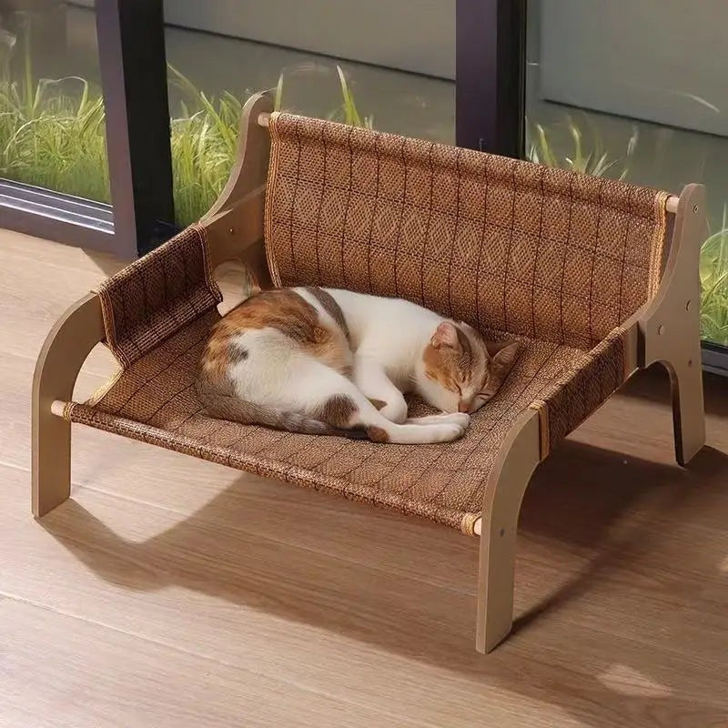 Banc pour chat Esprit Chat en bois avec hamac en tissu marron à motif quadrillé où dort un chat tricolore