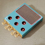 Boîte de jeu pour chat Esprit Chat en bois de pin avec griffoir intégré et jouets interactifs sortant de trous.