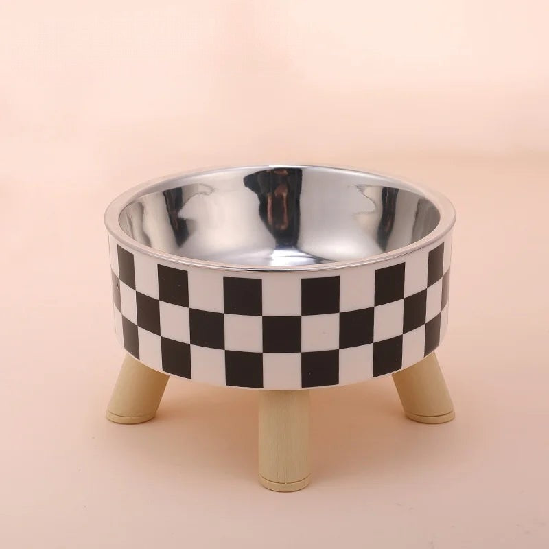 Bol pour chat Esprit Chat en acier inoxydable avec motif damier noir et blanc sur pieds en bois clair