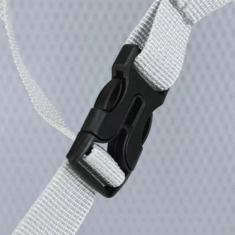 Boucle de fermeture noire robuste sur sangle grise du sac de transport pour chat Esprit Chat
