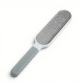 Brosse anti-poils Esprit Chat grise et blanche pour le toilettage et l'entretien des textiles