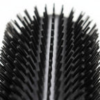 Gros plan sur les picots noirs de la brosse de massage pour chat Esprit Chat, conçue pour le toilettage et le confort.