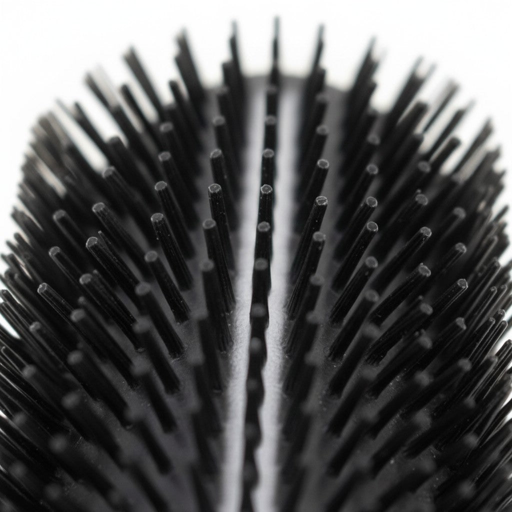 Gros plan sur les picots noirs de la brosse de massage pour chat Esprit Chat, conçue pour le toilettage et le confort.