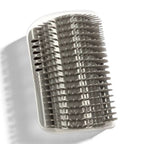 Brosse de massage Esprit Chat grise en plastique pour chat, conçue pour être fixée aux coins des murs pour le toilettage.