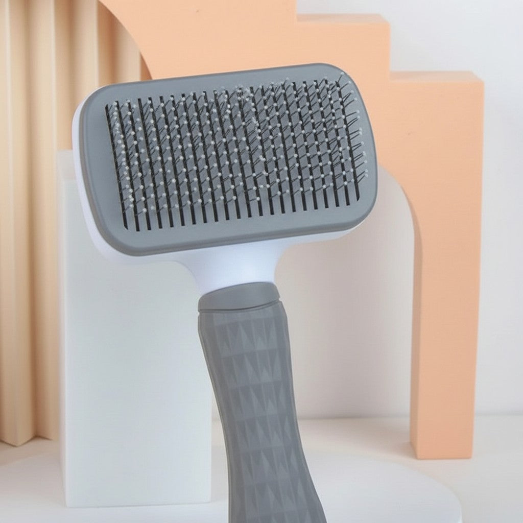Brosse de toilettage Esprit Chat grise en plastique avec picots fins pour le soin du pelage des chats