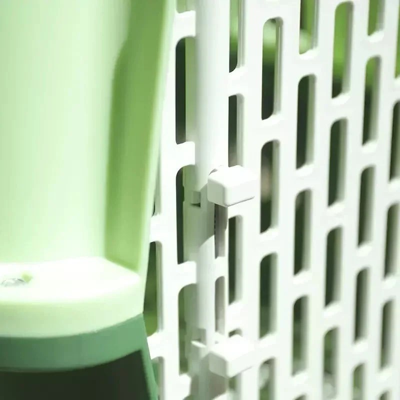 Détail de la structure aérée en fibre blanche et verte de la caisse de transport pour chat Esprit Chat