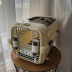 Caisse de transport Esprit Chat en plastique beige avec porte grillagée et fermetures à boutons pour chat