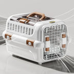 Caisse de transport Esprit Chat en plastique blanc avec poignée et détails marron pour le voyage des chats