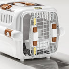 Caisse de transport Esprit Chat en plastique blanc et marron avec porte grillagée et fermeture à boutons