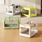 Quatre caisses de transport Esprit Chat en plastique avec parois transparentes et poignées de différentes couleurs