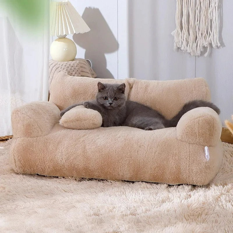 Canapé pour chat Esprit Chat en peluche beige douce avec coussin, idéal pour le confort de votre animal.