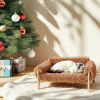 Canapé pour chat Esprit Chat en bois avec coussin en peluche marron, idéal pour le repos près d'un sapin de Noël.