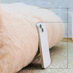 Canapé pour chat Esprit Chat en peluche beige douce avec un smartphone pour illustrer la hauteur du dossier rembourré