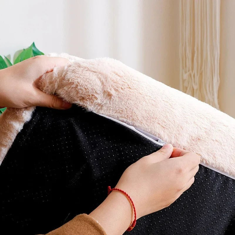 Gros plan sur la fermeture éclair du canapé pour chat Esprit Chat en peluche douce beige avec base antidérapante