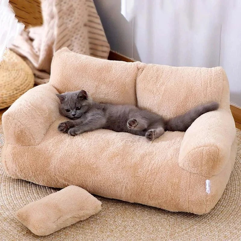 Canapé pour chat Esprit Chat en peluche beige douce avec un petit coussin, idéal pour le confort de votre animal.