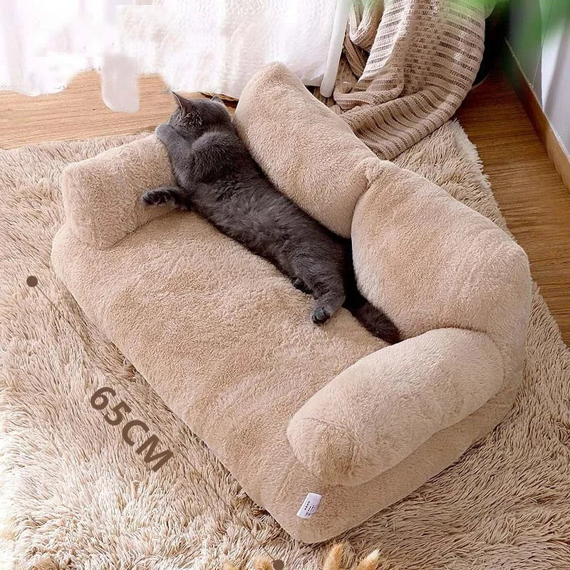 Canapé pour chat Esprit Chat en peluche beige douce avec dossier confortable et chat gris allongé dessus
