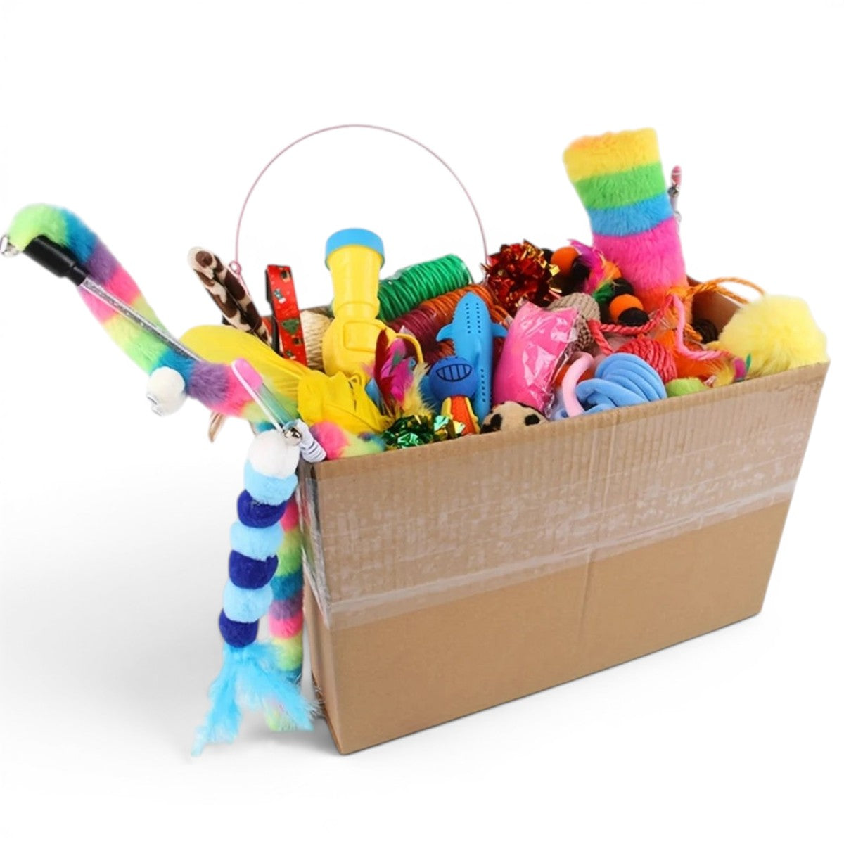 Boîte en carton Esprit Chat remplie de jouets variés, peluches colorées, plumes et accessoires pour chat.